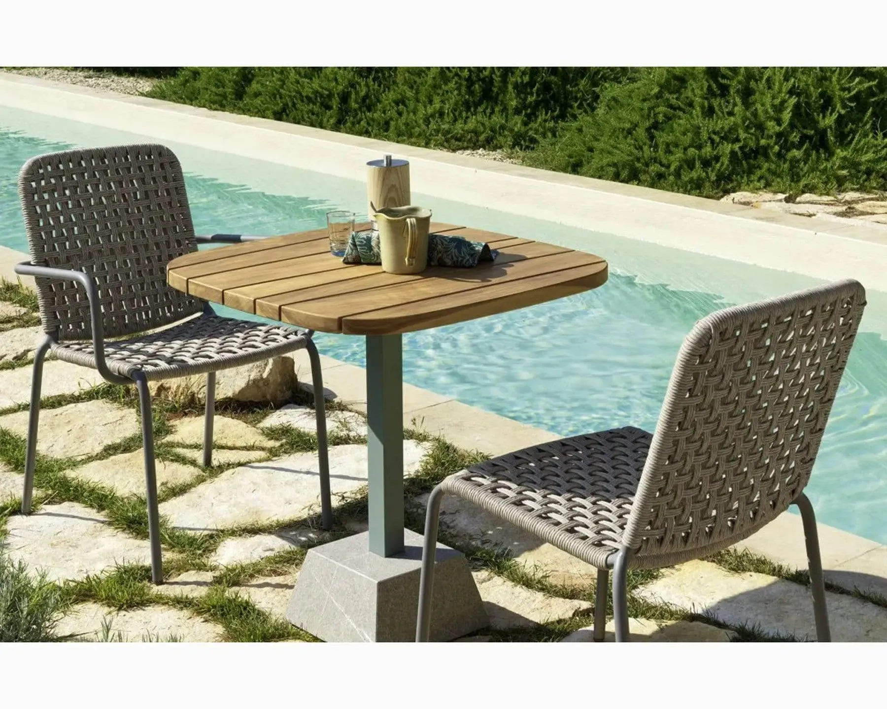 InOut 137 Table