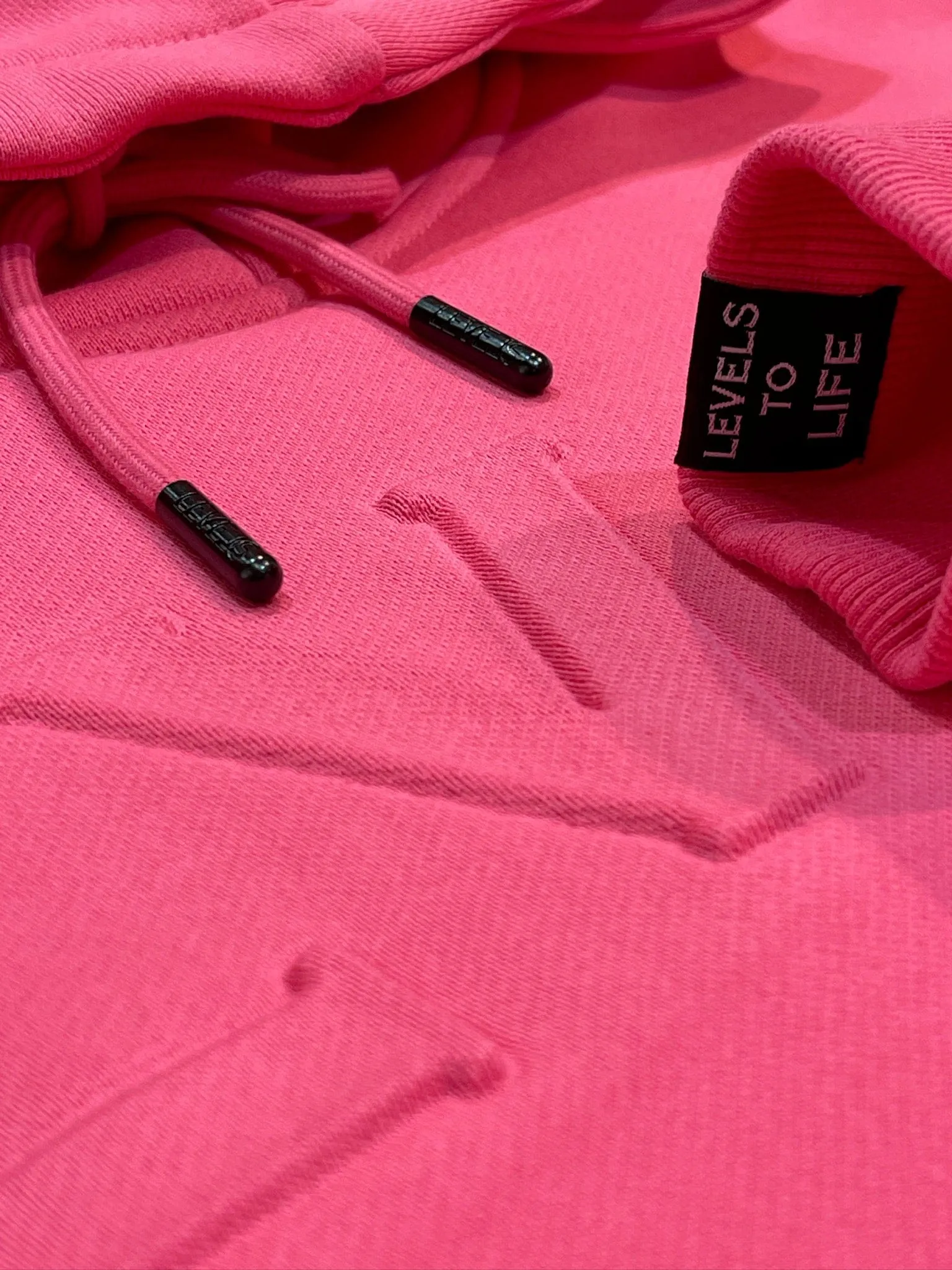 LVLS EMBOSSED CROP HOODIE | SASSY PINK