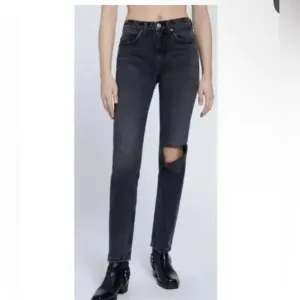 NWT RE/DONE 70’s Straight Worn Black with Rip Sz 25